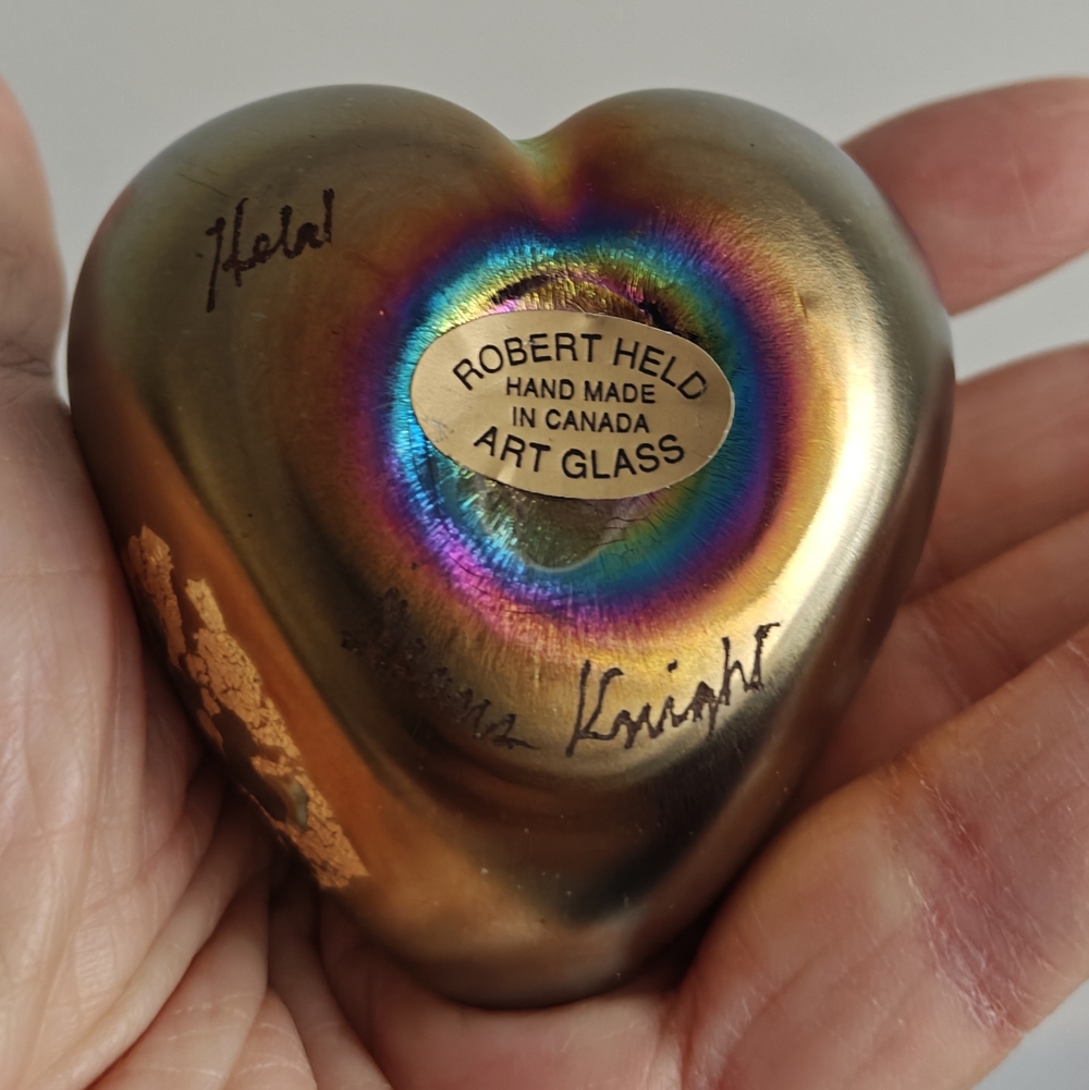 Signed Robert Held Iridescent Heart-Shaped Art Glass Sculpture/ Paperweight - Picture 4 of 14